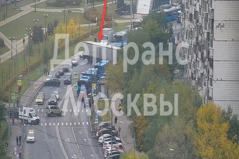 Движение на Митинской улице в Москве перекрыто из-за ДТП с грузовиком