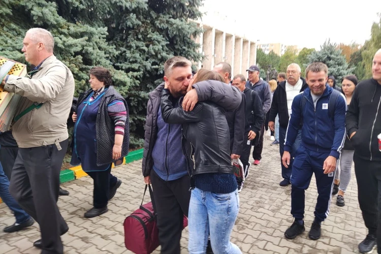Как под «День Победы» и с молитвой проводили мобилизованных жителей Ростовской области