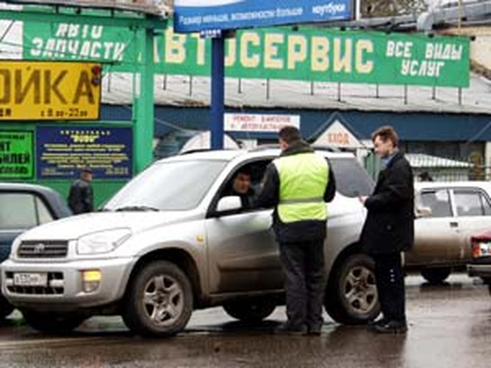 Газманов давал показания, не выходя из машины. Водитель «Жигулей» (справа) только согласно кивал.