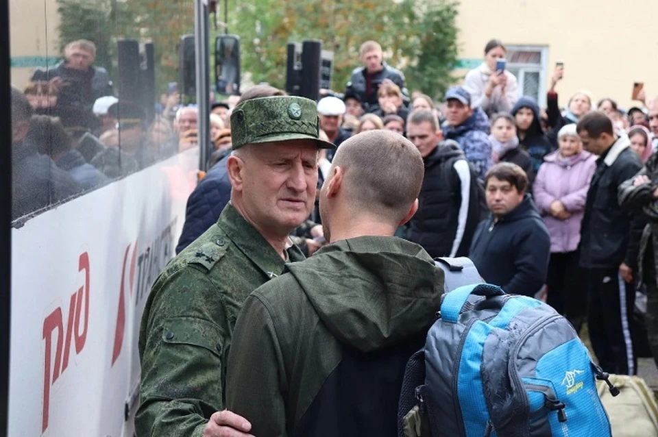 Провожать мобилизованных пришли их семьи, друзья и коллеги. Фото: vk.com/official_zelenodolsk
