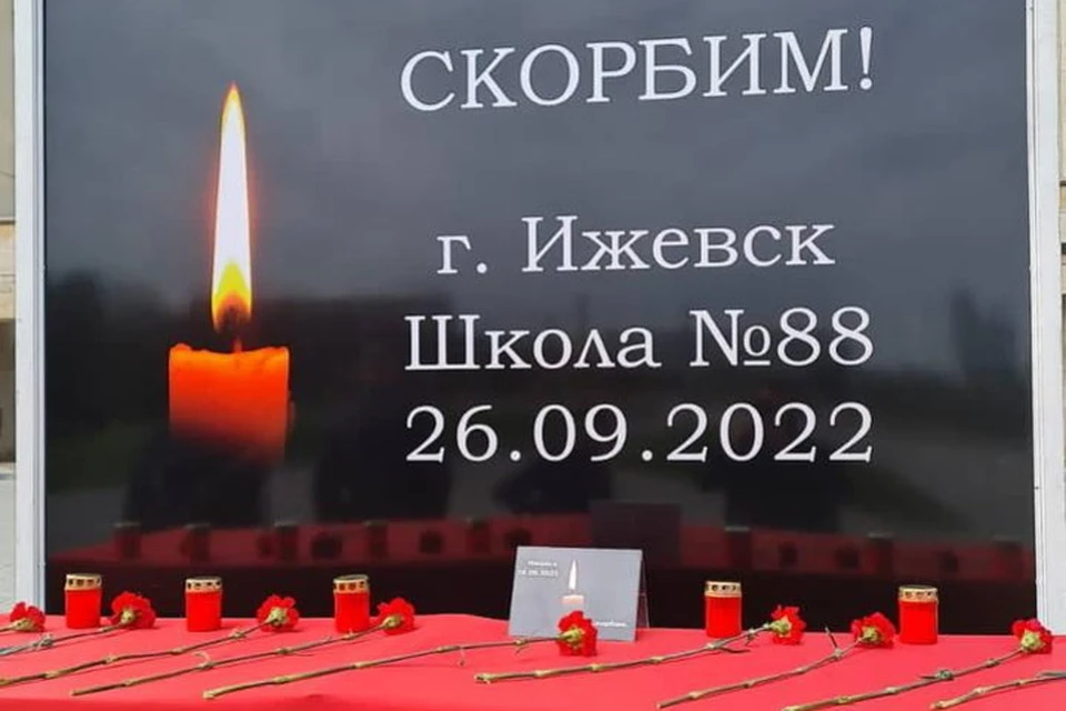 Горожане несут туда цветы и игрушки. Фото: администрация Набережных Челнов
