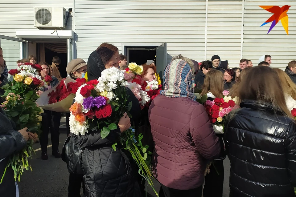 На похороны жертв трагедии в столице Удмуртии собрались родные, коллеги и ученики школы