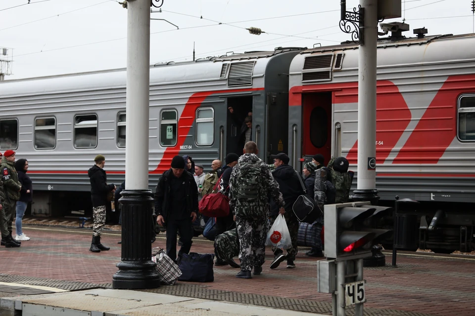 Резервисты заходят в вагон