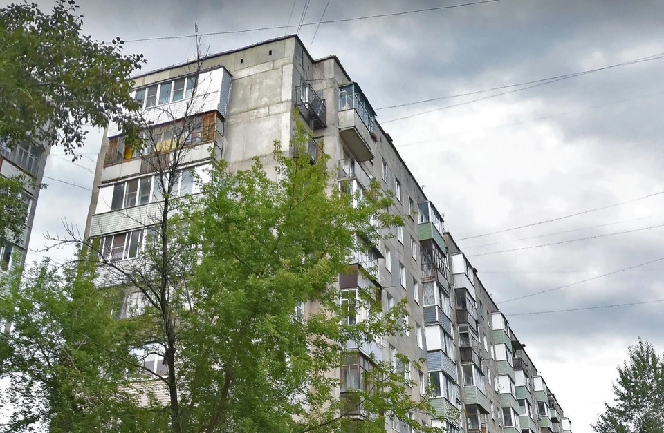 У одного из многоэтажных домов на улице Высоковольтной в Рязани 28 сентября обнаружили тело женщины, погибшей в результате падения с высоты. Фото: Яндекс.