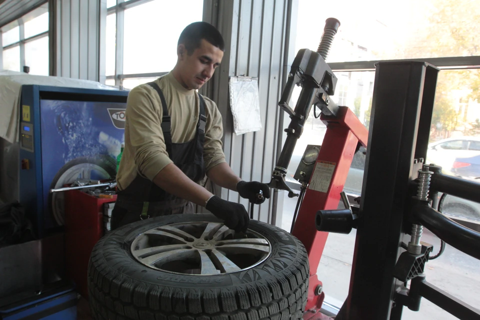 В Новосибирске работают тысячи мастерских, где можно поменять летние шины на зимние.