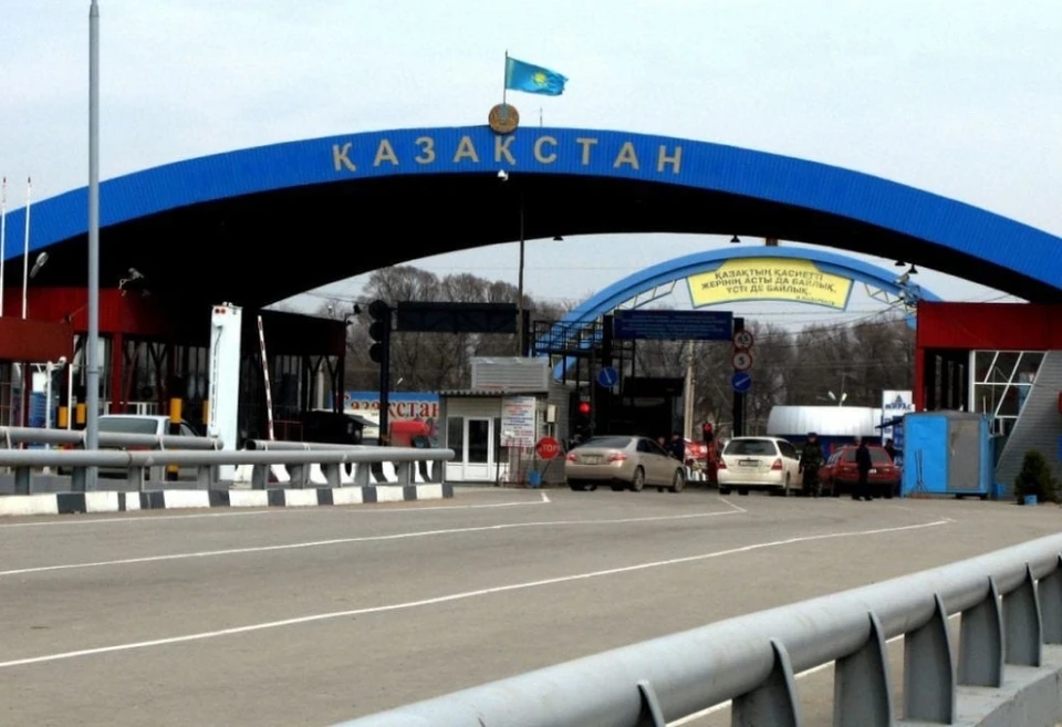 На российской границе в заторах стоят и казахстанские граждане, и машины с продовольствием и для них хотят обеспечить «зеленый» коридор. Фото: pkzsk.info.
