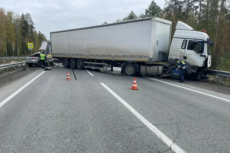 На ЕКАД в ДТП с грузовиком погиб водитель Lada Vesta
