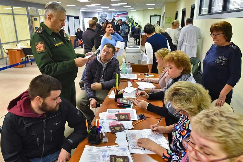 Столичные военкоматы продолжают уточнять список москвичей, призванных на службу в рамках частичной мобилизации.