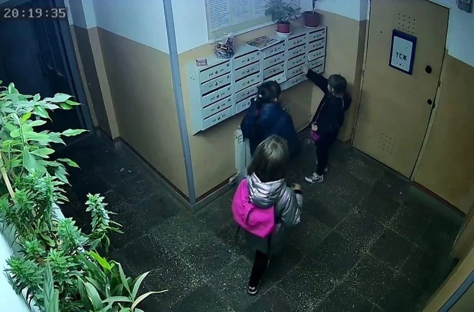 Школьниц с батарейками засняла видеокамера в подъезде. Фото: Нижний Новгород |БЕЗ ЦЕНЗУРЫ|