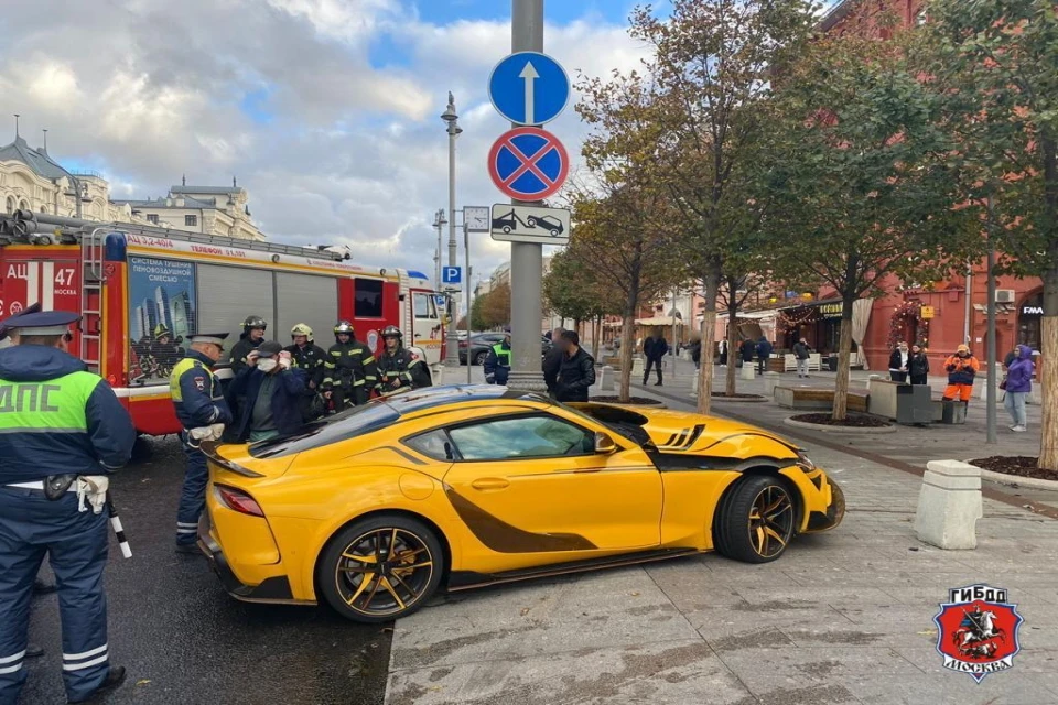 Появились кадры последствий ДТП на Новой площади в Москве, где спорткар ...