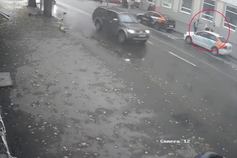 Двух девочек забрали на скорой после падения на них фасадной плитки на востоке Москвы Фото: стоп-кадр видео
