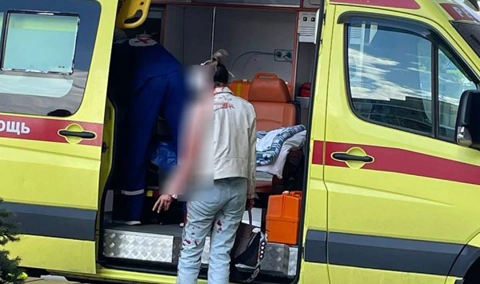 На скорой раненую отвезли в больницу. Фото: читатель "КП-Ростов-на-Дону"