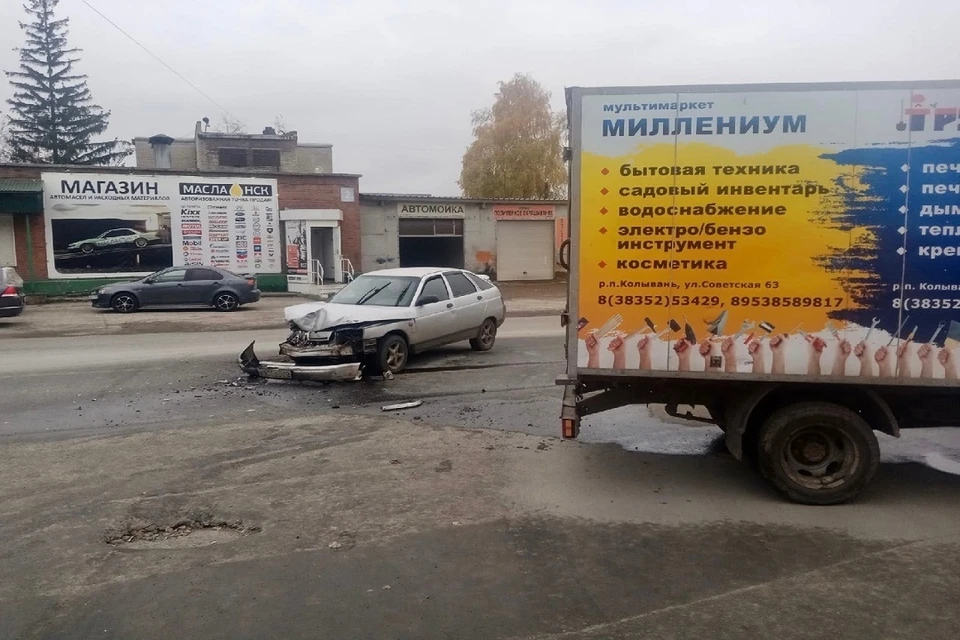 В Новосибирске пострадала пассажирка «Лады», протаранившей топливный бак «Газели». Фото: "АСТ-54".