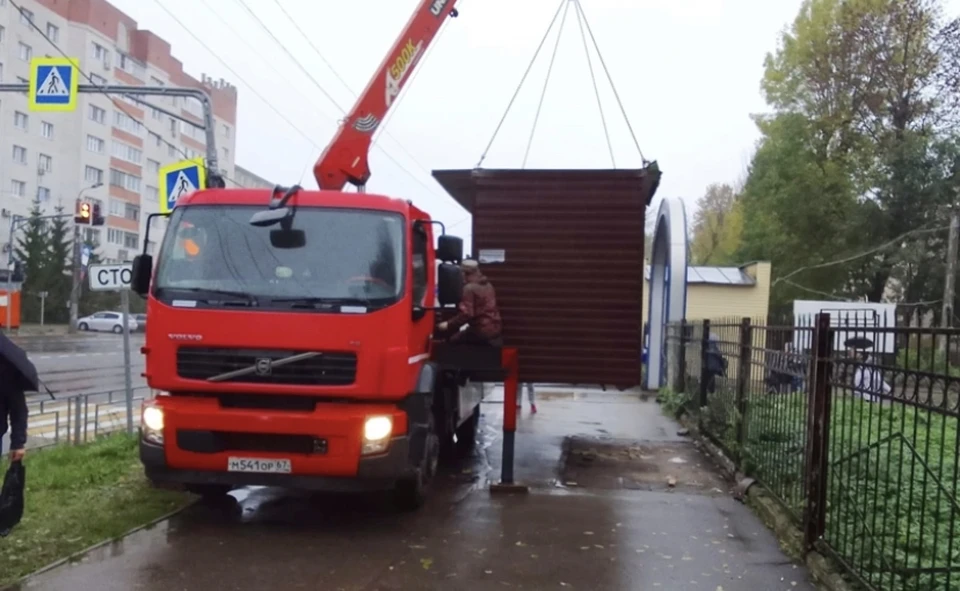 В Смоленске демонтировали незаконный ларёк на проспекте Гагарина. Фото: пресс-служба администрации города.