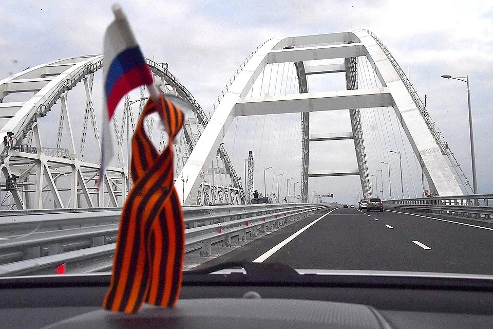 Автомобили сейчас не могут проехать по Крымскому мосту из-за пожара на цистерне с топливом
