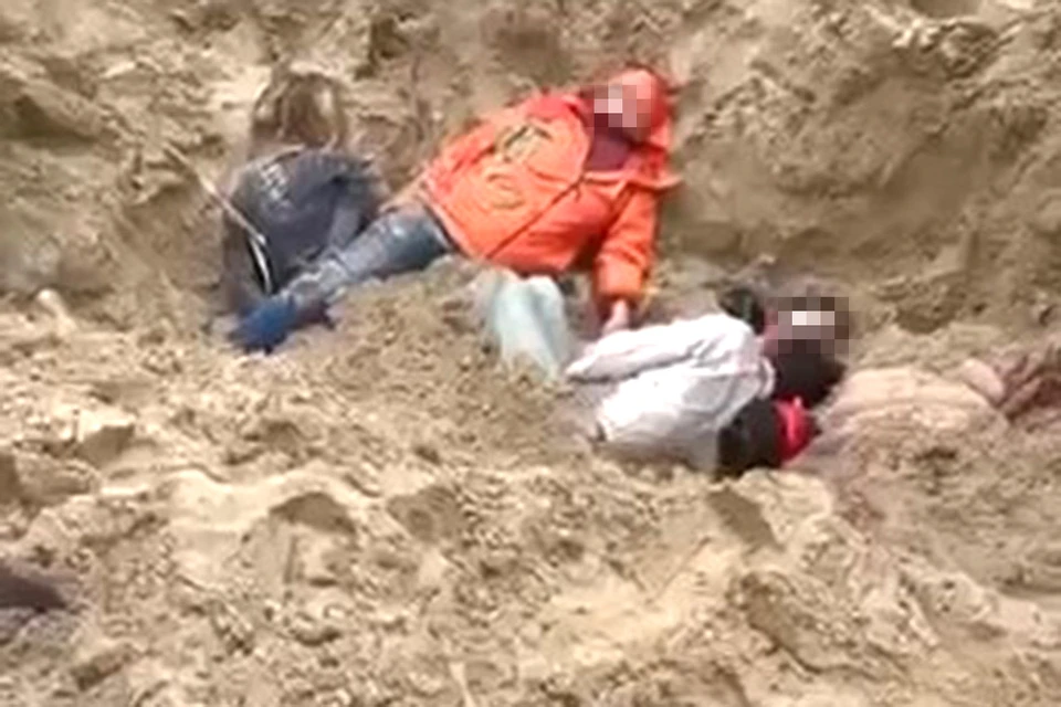 Кадр из скандального видео о захоронении тел в Купянске.