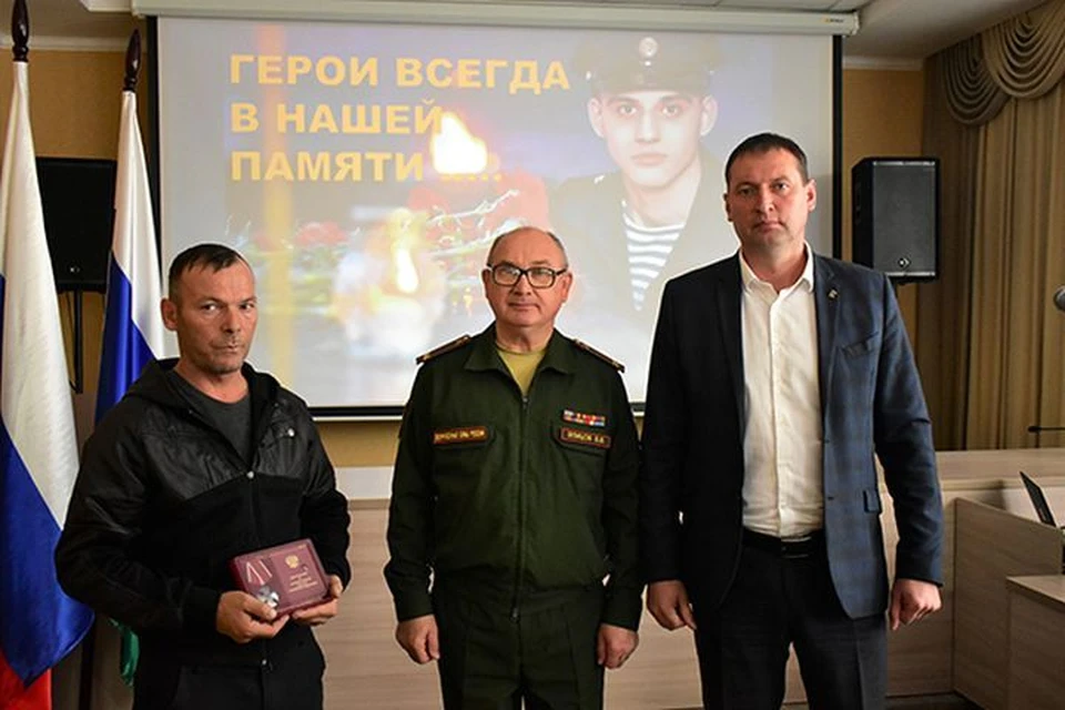 Награду передали дяде погибшего военнослужащего (слева). Фото: adm-tavda.ru