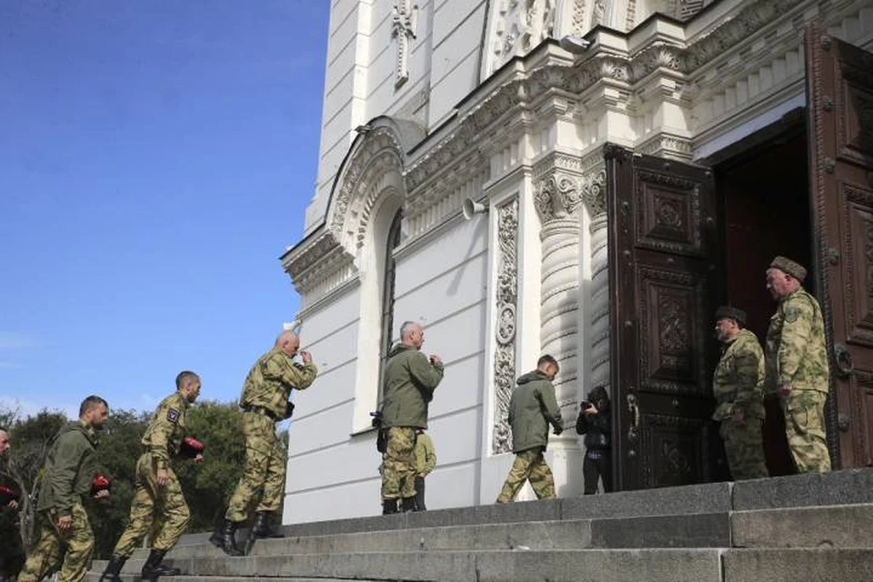 Перед тем, как отправиться на Донбасс, казаки посетили службу в храме. Фото: пресс-служба правительства РО