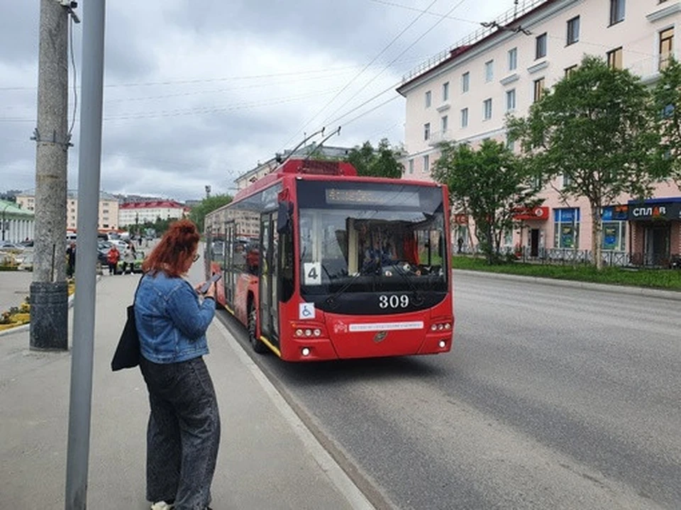 Остановки мурманск троллейбус. Необычные троллейбусы. Троллейбус Мурманск. Общественный транспорт будущего. Пассажиры троллейбуса.