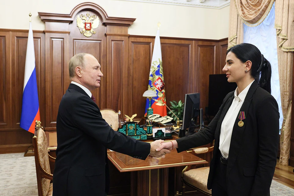 Владимир Путин в Кремле встретился с Еленой Карабет – дочерью погибшей на Донбассе Ольги Качуры. Фото: Гавриил Григоров/POOL/ТАСС
