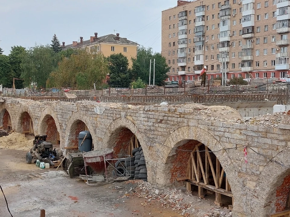 На мосту разбирают центральный пролет с помощью строительной техники