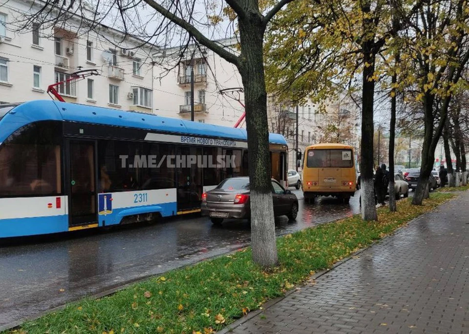В Ульяновске на улице Ленина школьный автобус столкнулся с трамваем