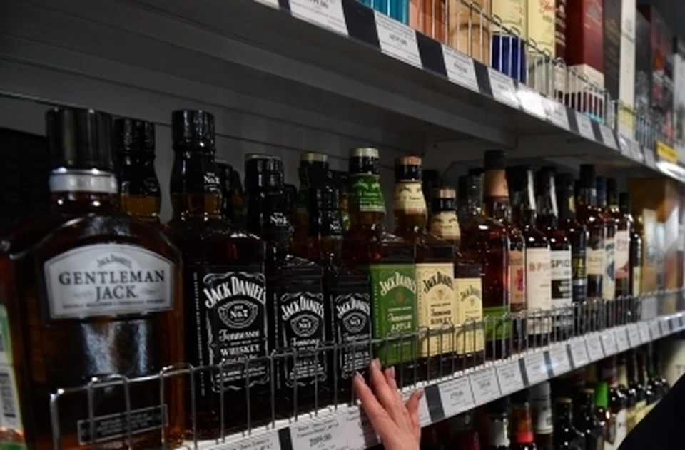 В отношении восьми человек идут проверке по факту незаконной продажи алкогольной продукции близ омских Черемушек.