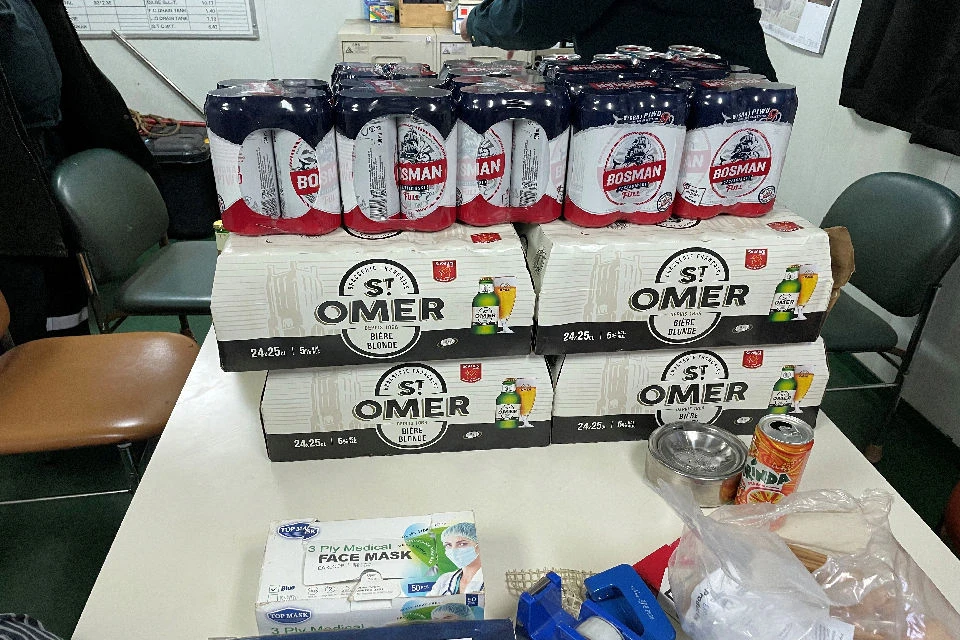 Всего изъято 5 литров алкогольной продукции и 540 экземпляров табачных изделий. Фото: ПУ ЗАР
