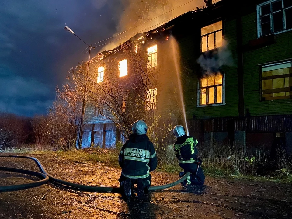 Пожар на улице Колхозной до сих пор не ликвидирован. Фото: МЧС по Мурманской области