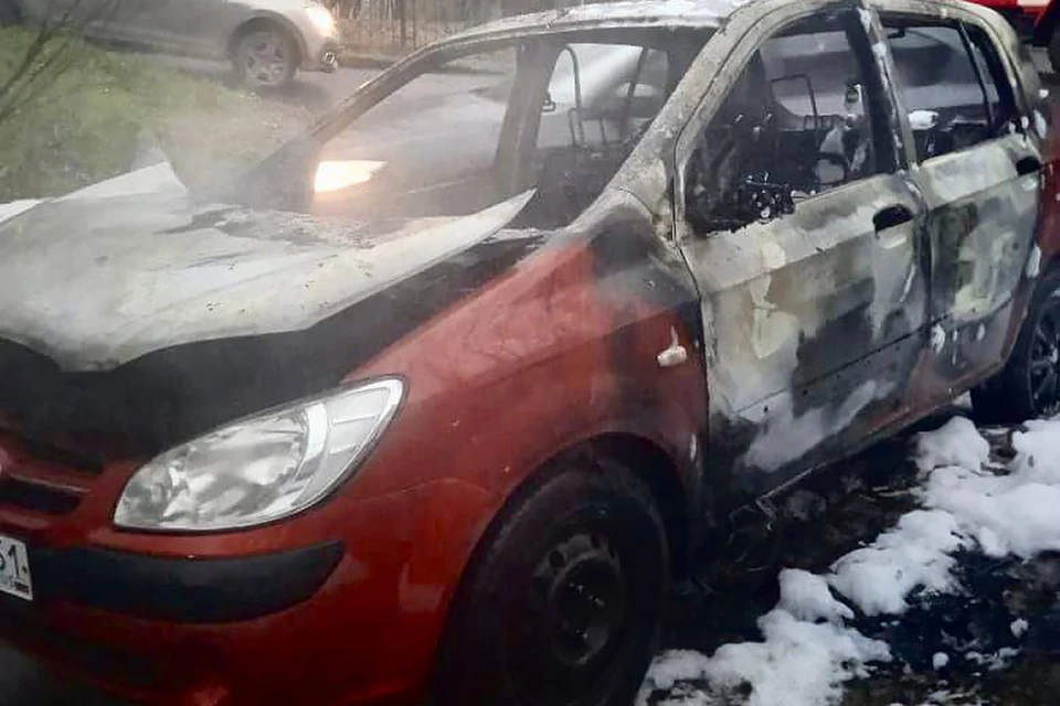 В 7.32 17 октября на пульт "01" поступило сообщение о пожаре в одном из дворов на улице Героев Рыбачьего в Мурманске. Фото: vk.com/mchs_murmansk