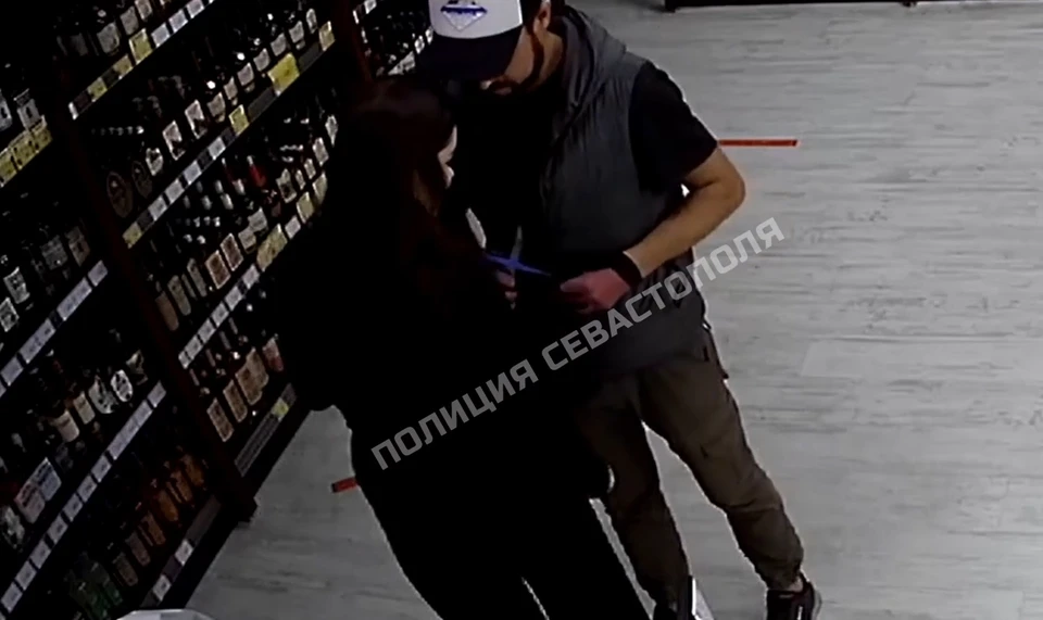 Налетчик попал в объектив видеокамеры. Фото: 92.мвд.рф