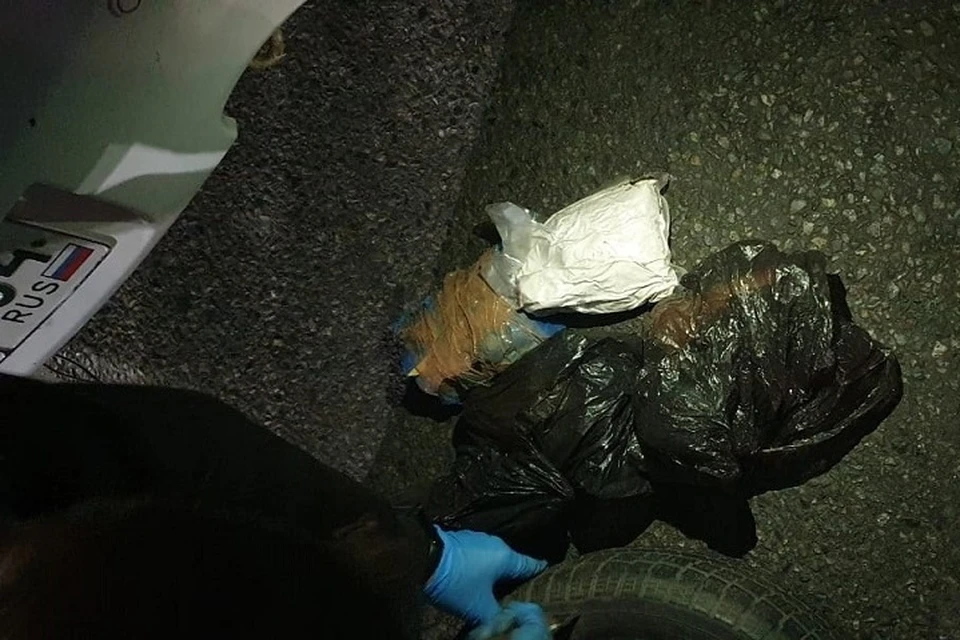 В Волгограде задержали наркокурьеров, спрятавших в колесах иномарок 5 кг солей