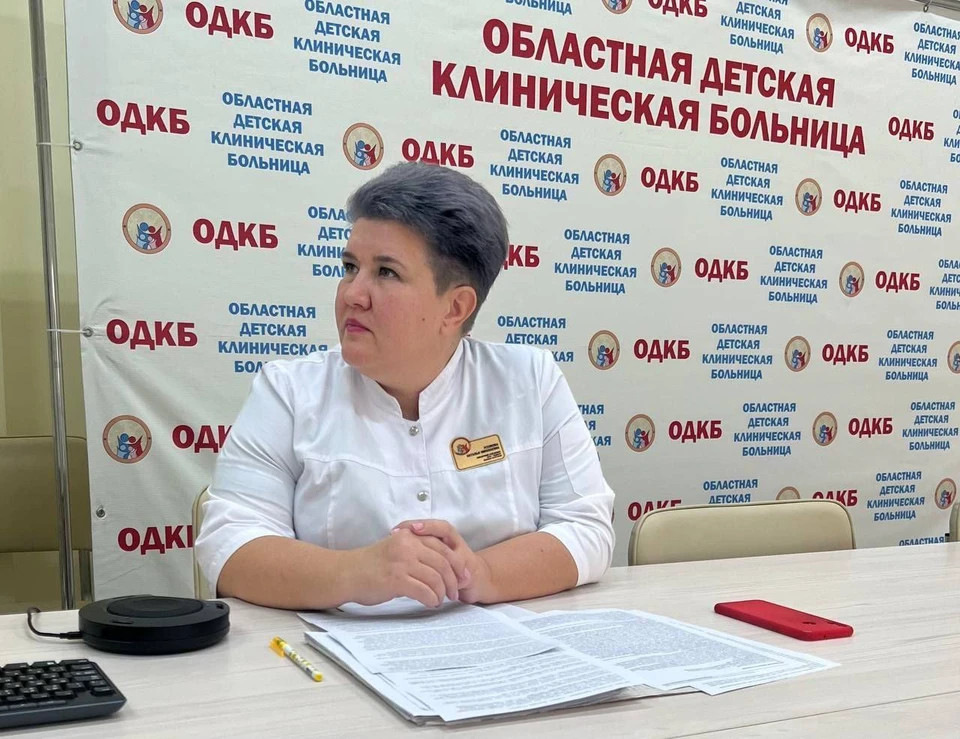 Заведующая педиатрическим отделением Наталья Усенкова находится на связи с московскими врачами. Фото: UTV Оренбург