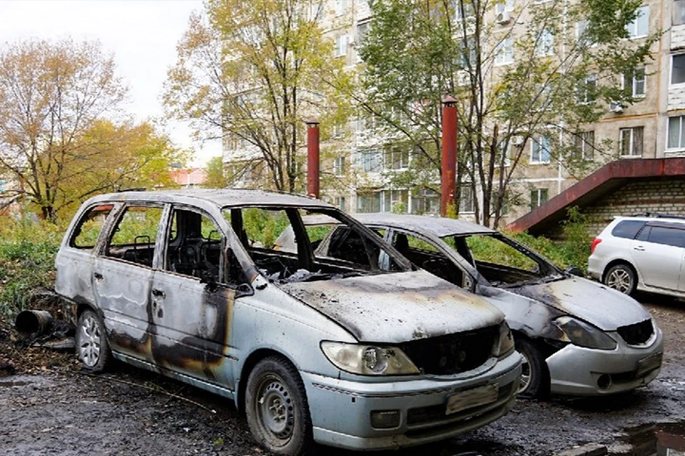 Автомобили сгорели дотла