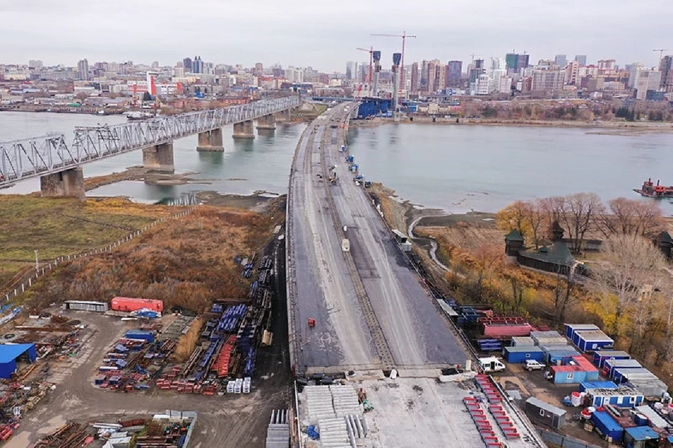 В Новосибирске на четвертом мосту начали укладывать литой асфальтобетон. Фото: ГК "ВИС" // Телеграм-канал.