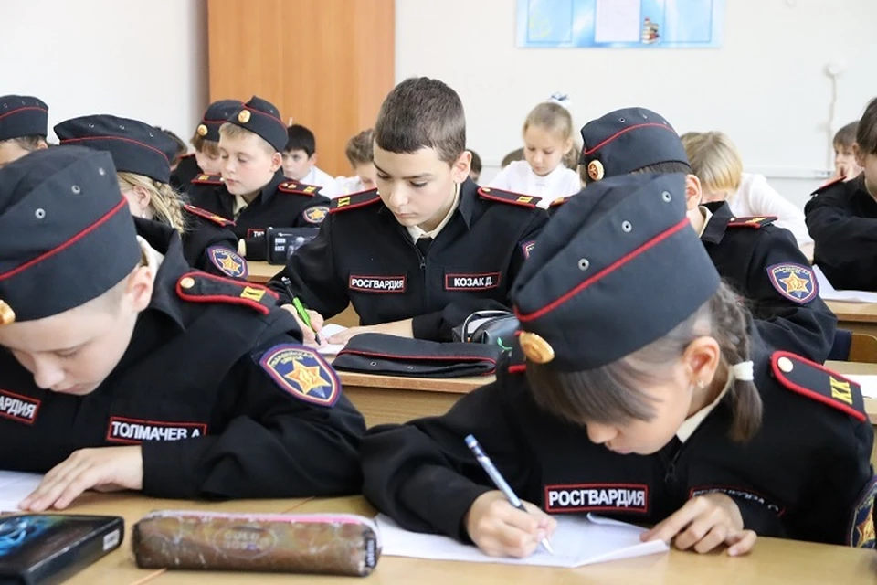 «Хочу сказать тебе, солдат…»: письма на Донбасс написали кадеты Хабаровского края. Фото: пресс-служба ВО ВНГ РФ