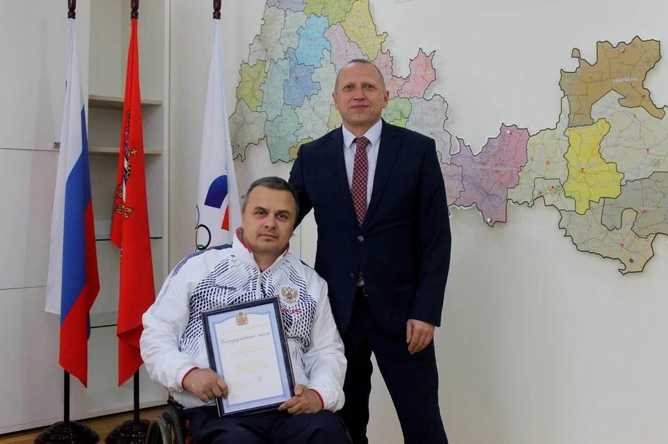 Министр спорта Оренбуржья Олег Панькин вручил благодарственное письмо Вячеславу Шаповалову за победу на Играх