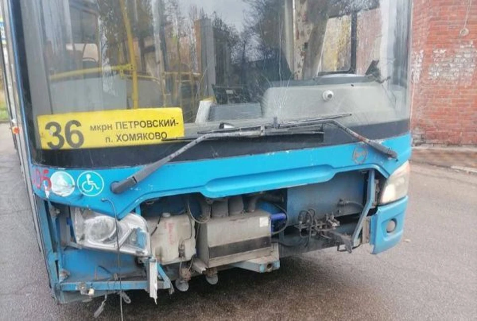 В Хомяково на окраине Тулы столкнулись рейсовый автобус и «КамАЗ»