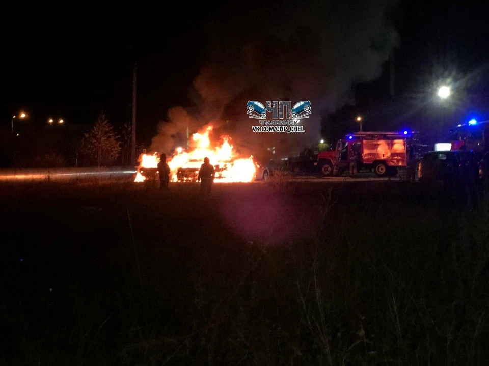 Пожар произошел на парковке у автосалона. Фото: ЧП | ДТП Челябинск/vk.com