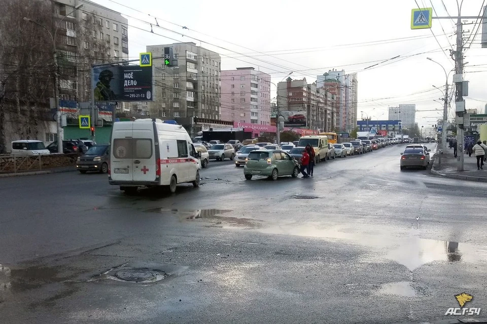 В Новосибирске произошло ДТП с участием скорой и легковушки. Фото: АСТ-54