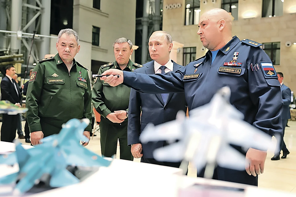 На выставке по подведению итогов военной операции в Сирии генерал Сергей Суровикин (справа) пояснил президенту и министру обороны особенности успешного применения авиации.
