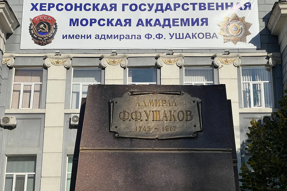 Военкор Александр Коц сообщил, что из Херсона вывозят памятники российским полководцам