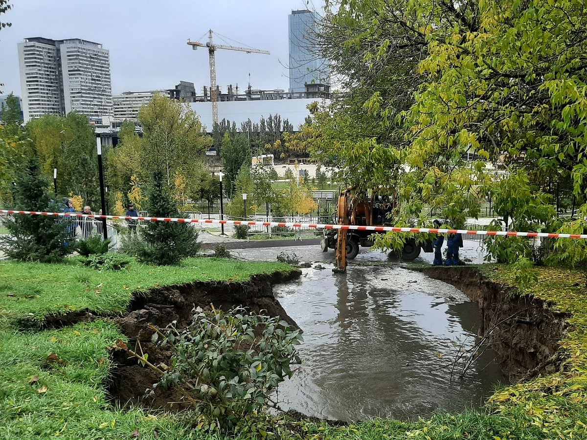 Из-за обрушения канализационного коллектора огромный провал образовался на  склоне поймы Царицы в Волгограде - KP.RU