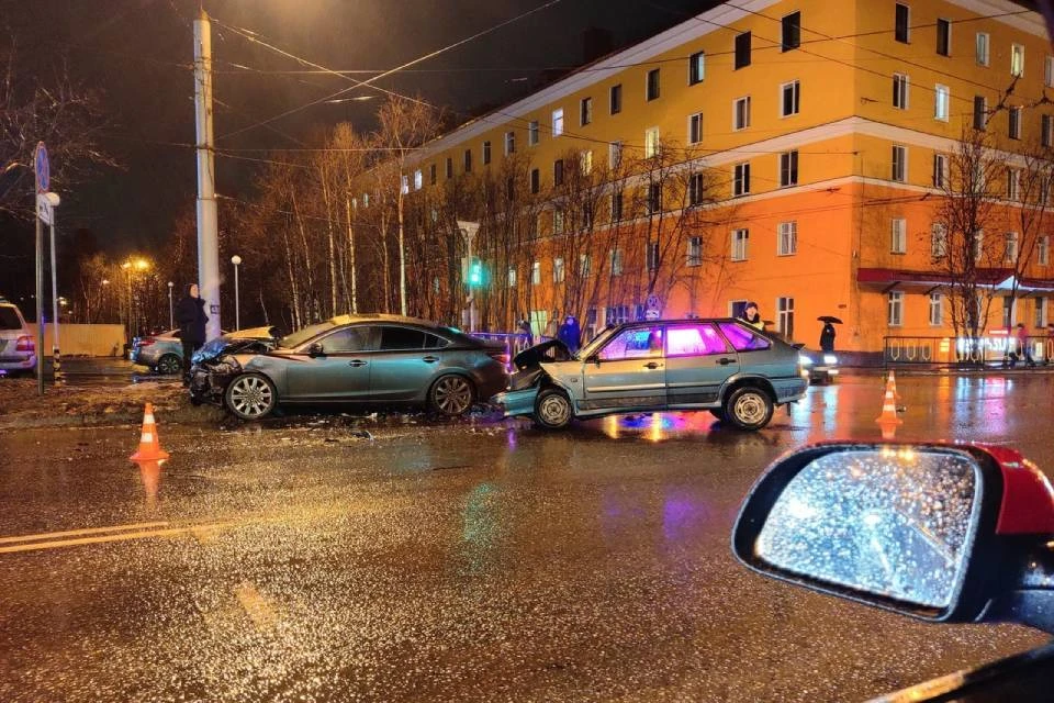 Машины столкнулись у загса. Фото: Максим Рязанов