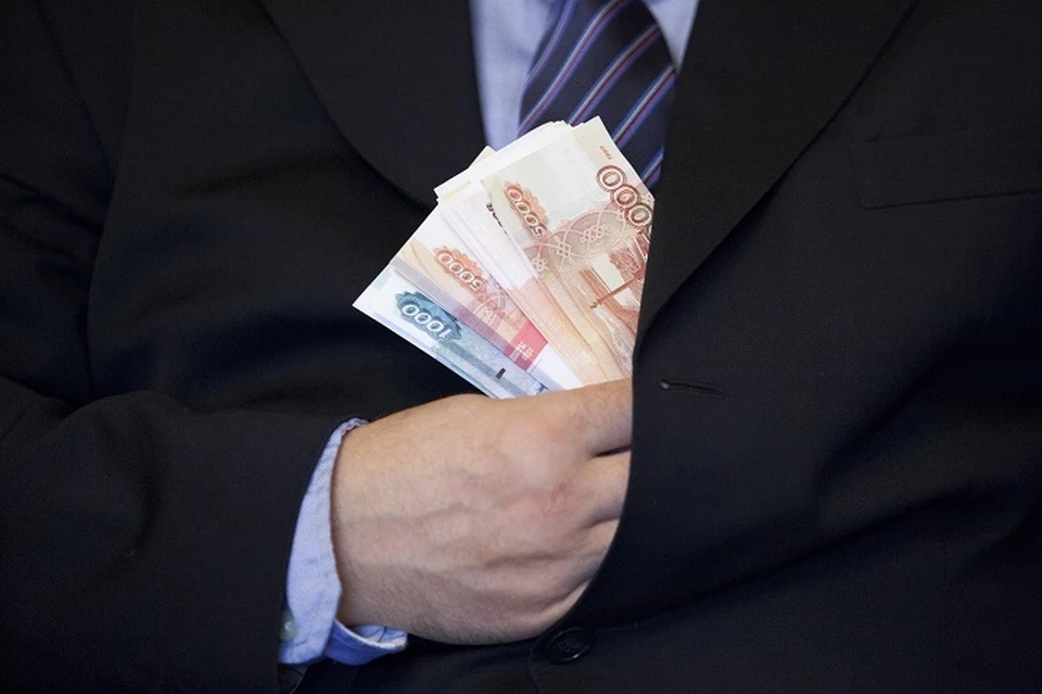 Иностранца осудят за дачу взятки сотруднику миграционной службы в Комсомольске