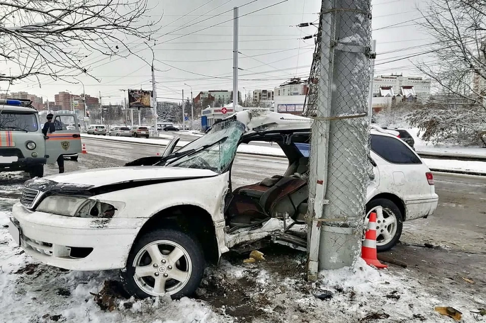 Иномарка врезалась в столб в Иркутске, есть пострадавшие