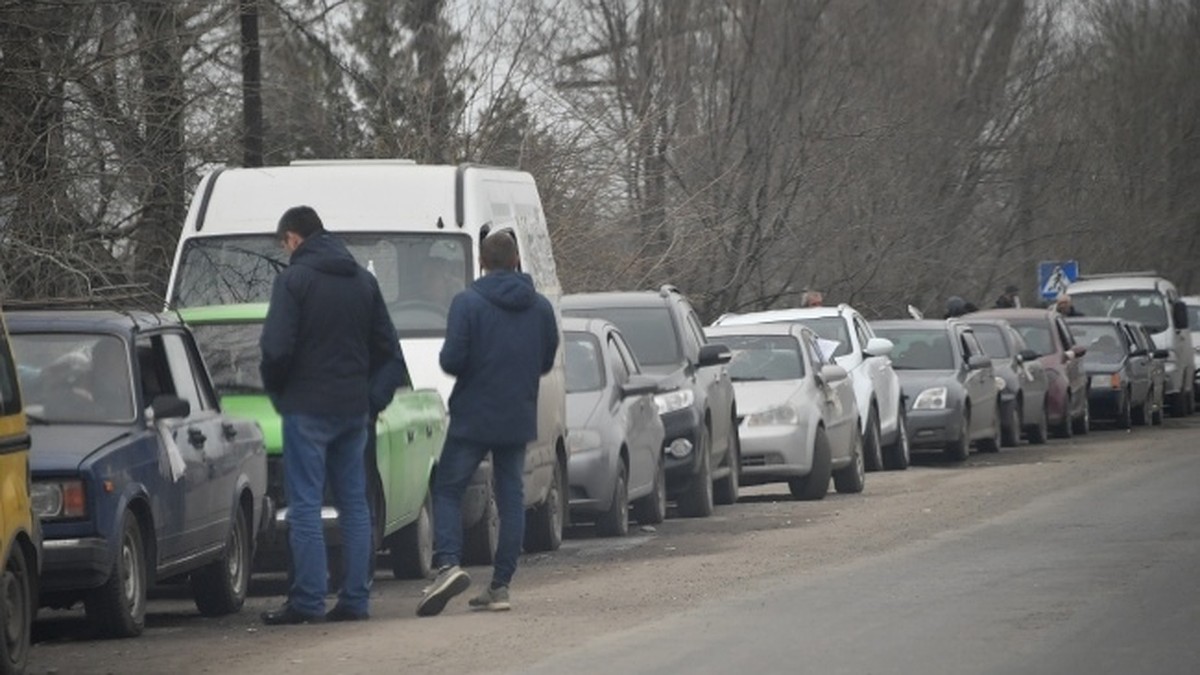 Аксенов: очередь на въезд в Крым через КПП « Джанкой» более шести часов -  KP.RU