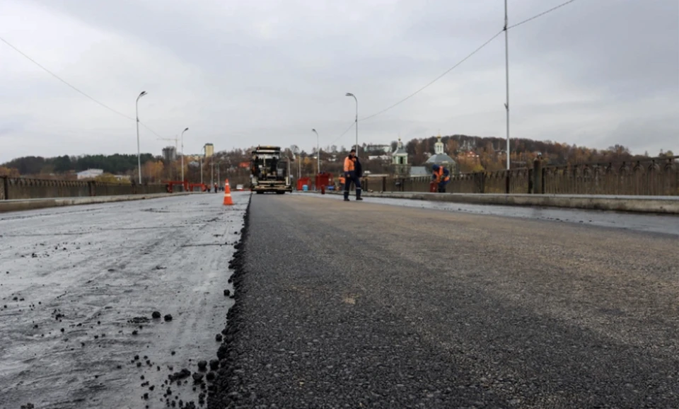 Крестовоздвиженский мост в Смоленске готовят к возобновлению движения транспорта. Фото: пресс-служба администрации города.