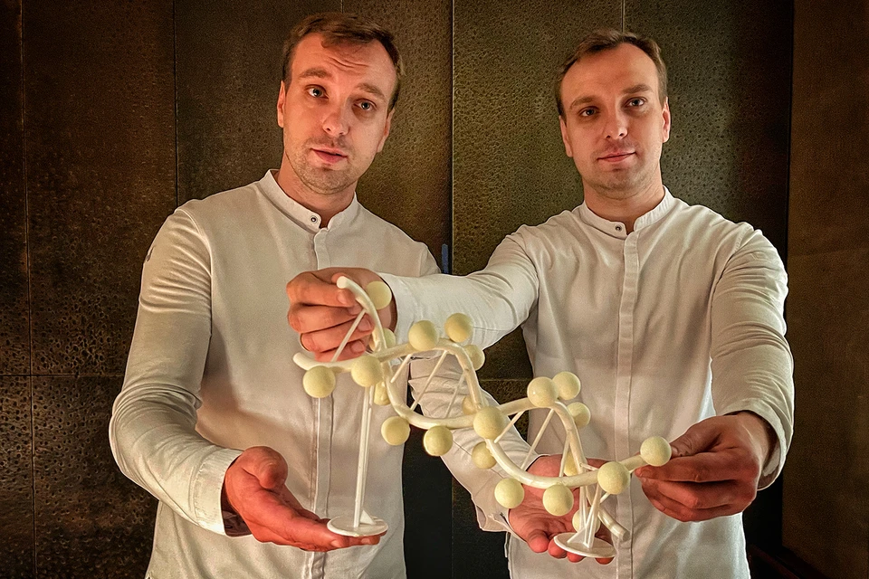 Братья Березуцкие держат в руках ДНК нашего журналиста и поясняют, какой из шариков символизирует бутерброд.