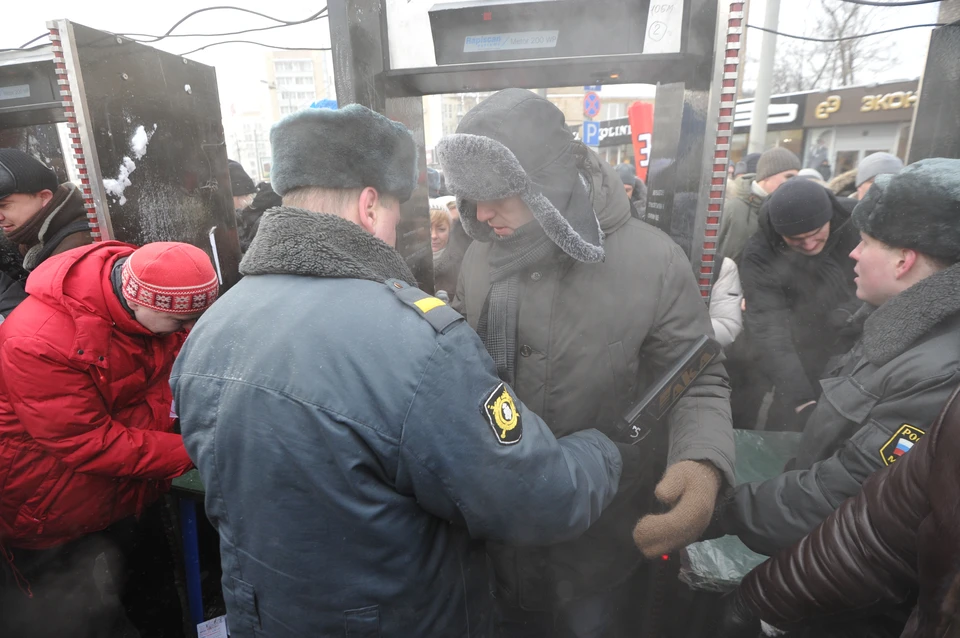 Через металлодетекторы будут пропускать гостей мероприятия и участников шествия.